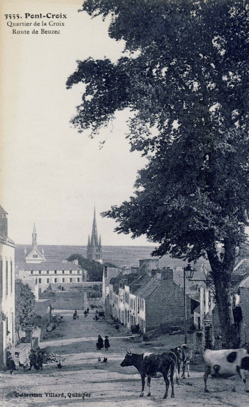 Carte postale ancienne Pont-Croix Le quartier de la Croix vers 1920