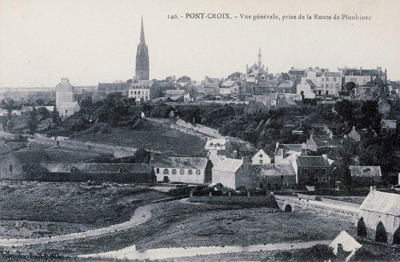 Carte postale ancienne Pont-Croix vu de la route de Plouhinec