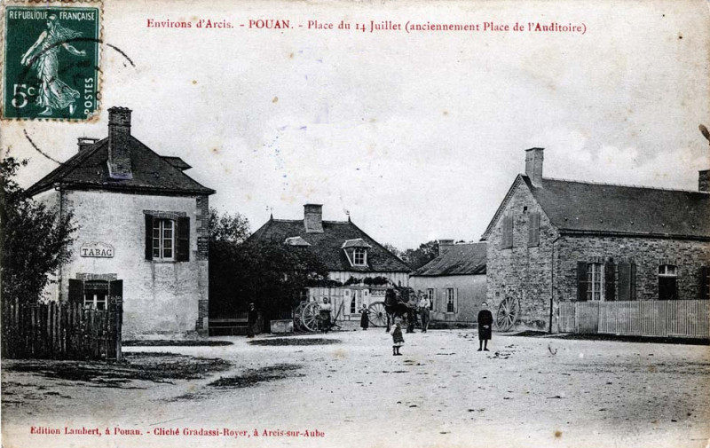 Carte postale ancienne Pouan-les-Vallées place du 14 juillet