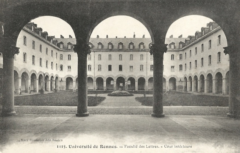 Carte postale ancienne Université Rennes, faculté des Lettres, cour intérieure, carte postale ancienne à Rennes