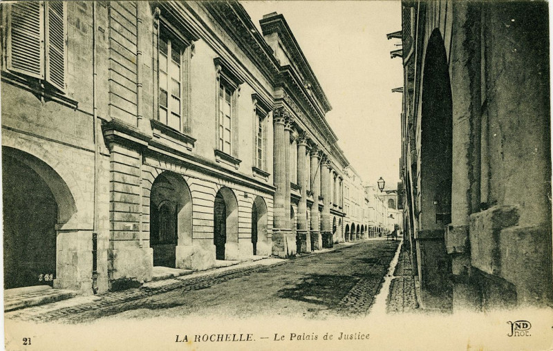 Carte postale ancienne La Rochelle - La rue du Palais et le Palais de Justice