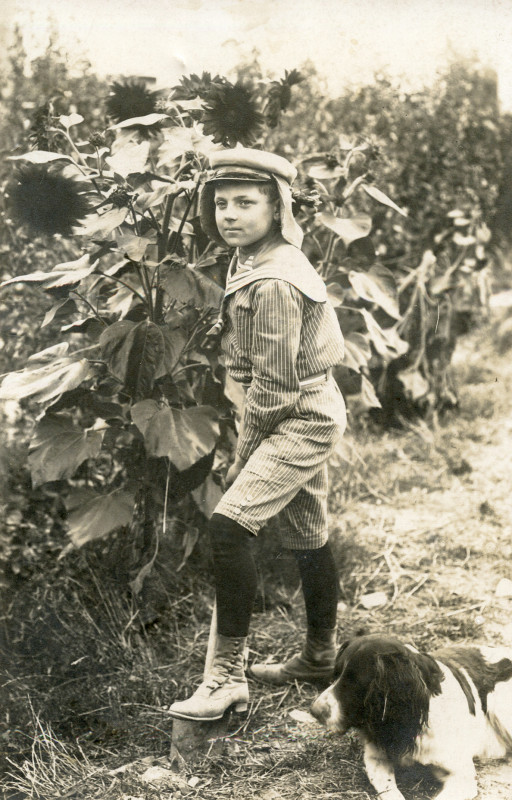 Carte postale ancienne Boutain portrait garcon jardin