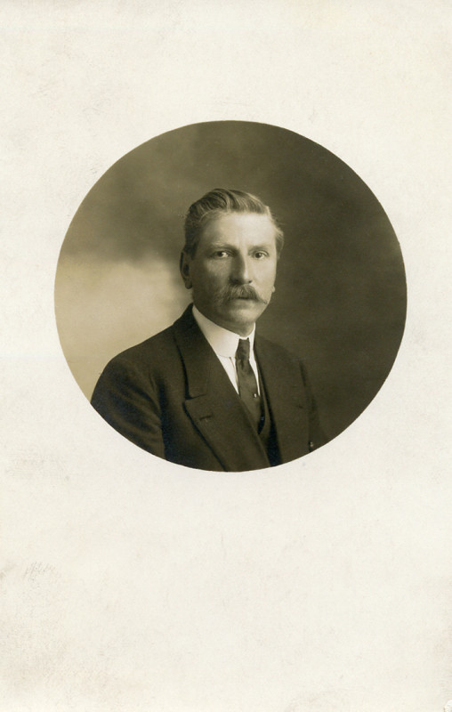 Carte postale ancienne Boutain Portrait Rond