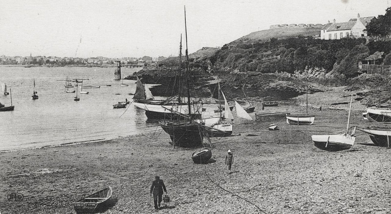 Carte postale ancienne Le port Solidor et la maison de Luis Duchesne, au fond, à Saint-Servan à Saint-Malo