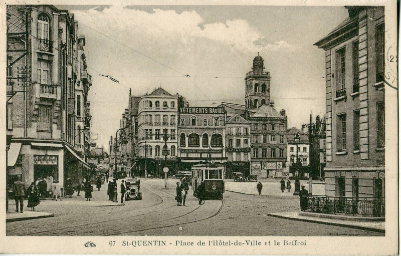 Carte postale ancienne Alsacienne 67 - St-Quentin - Place de l'Hôtel-de-Ville et le Beffroi