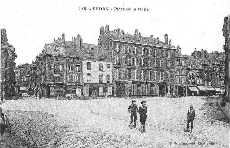 Carte postale ancienne Place de la Halle à Sedan