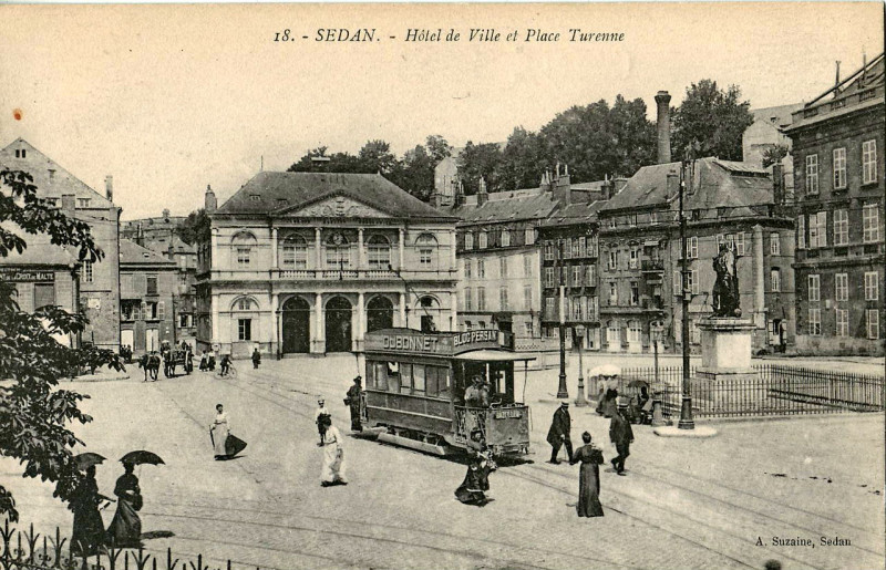 Carte postale ancienne Hotel de Ville et Place Turenne à Sedan