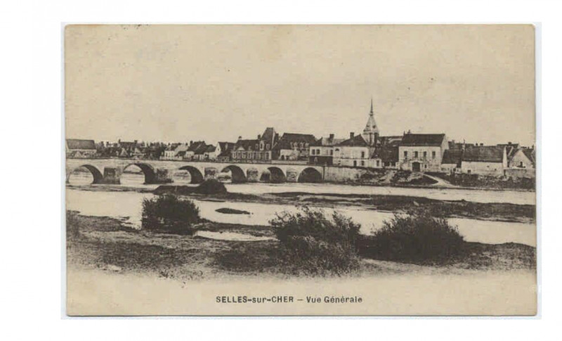 Carte postale ancienne Cartes postales de la collection des Archives départementales (FRAD041 6 FI) - 6 Fi 242-1 Vue générale à Selles-sur-Cher