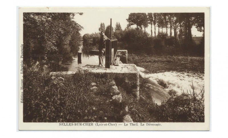 Carte postale ancienne Cartes postales de la collection des Archives départementales (FRAD041 6 FI) - 6 Fi 242-43 Le Theil, le déversoir
