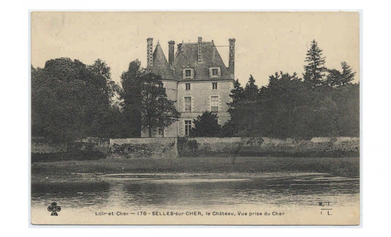 Carte postale ancienne Cartes postales de la collection des Archives départementales (FRAD041 6 FI) - 6 Fi 242-56 Le château, vue prise du Cher