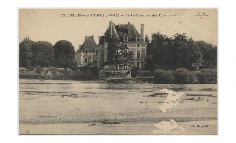 Carte postale ancienne Cartes postales de la collection des Archives départementales (FRAD041 6 FI) - 6 Fi 242-58 Le château, vu des bords du Cher