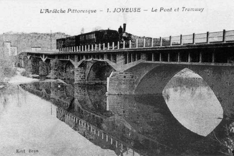 Carte postale ancienne Joyeuse 1900-Le pont