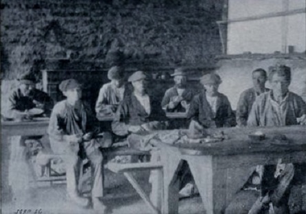 Carte postale ancienne Cantine construction phare