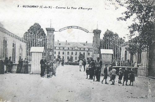 Carte postale ancienne Caserne du 48e R.I à Guingamp