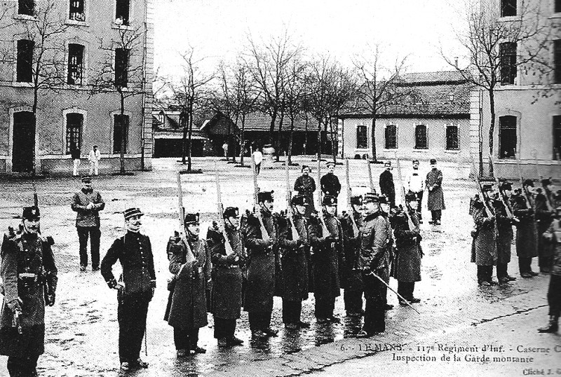 Carte postale ancienne Inspection de la garde montante du 117e Ri