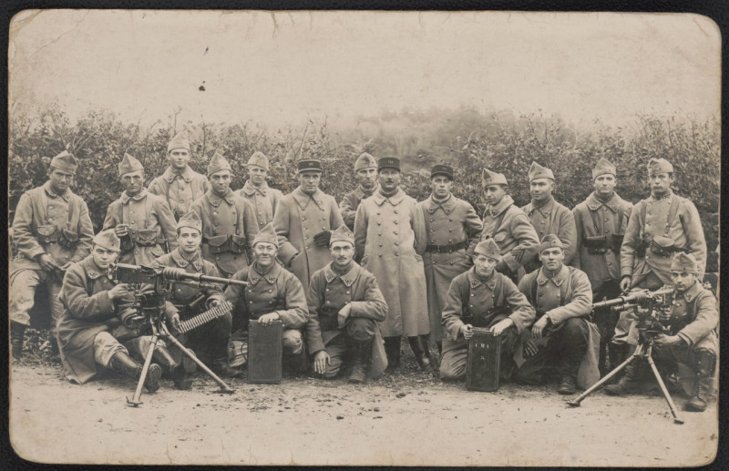 Carte postale ancienne Unidentified French soldiers in uniform with Hotchkiss machine guns LCCN2018646049