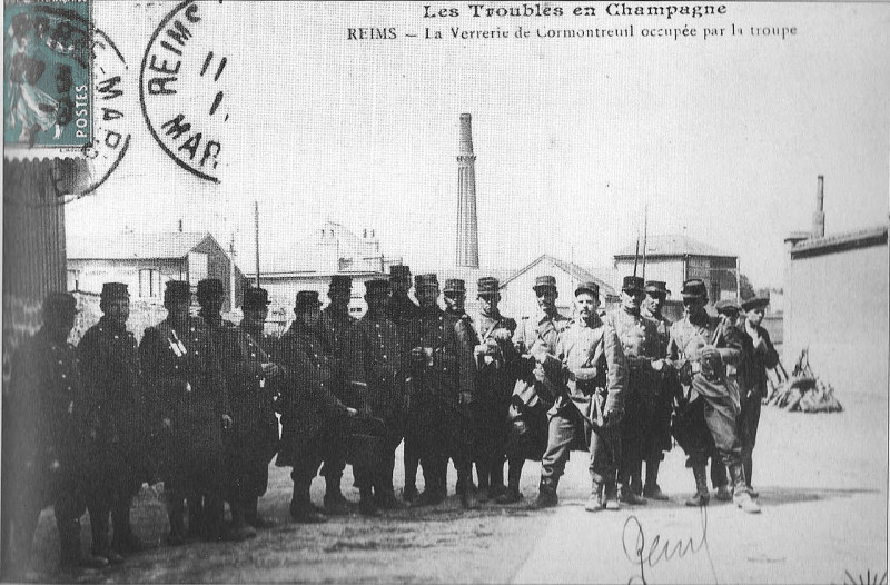 Carte postale ancienne La verrerie défendue par l'armée en 1911