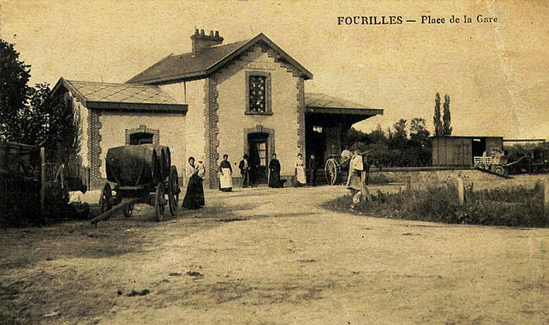 Carte postale ancienne Fourilles, Trois pièces de saint-pourçain devant la gare