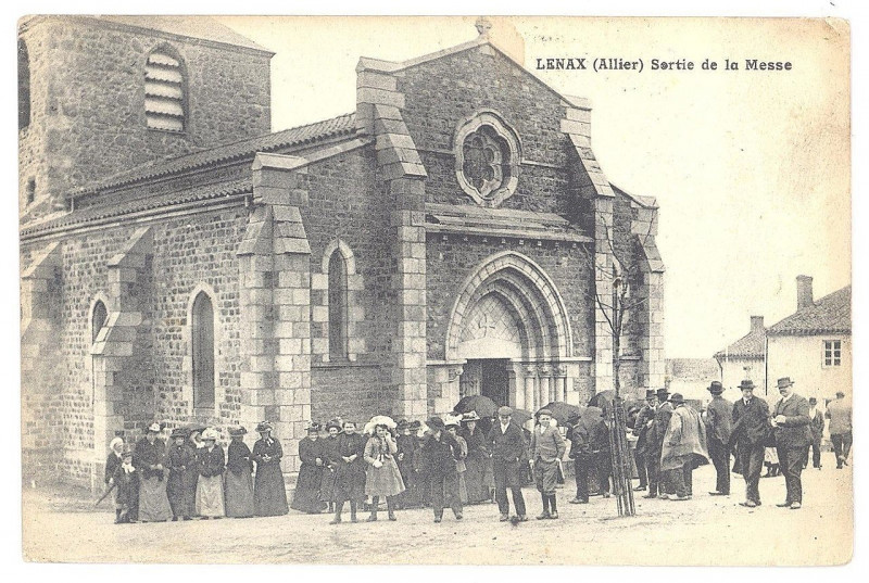 Carte postale ancienne Sortie de messe à Lenax