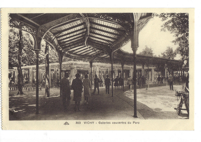 Carte postale ancienne Vichy galeries couvertes