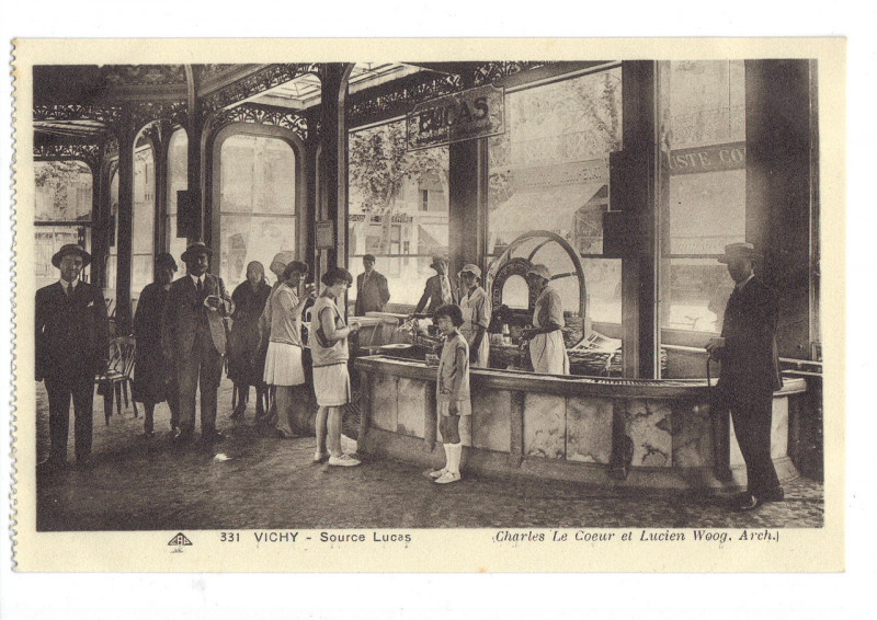 Carte postale ancienne Vichy source lucas