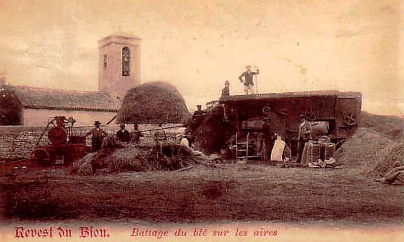 Carte postale ancienne Revest-du-Bion battage du blé