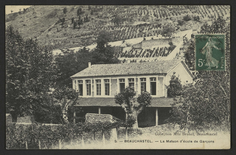 Carte postale ancienne Beauchastel. - La Maison d'école de Garçons 