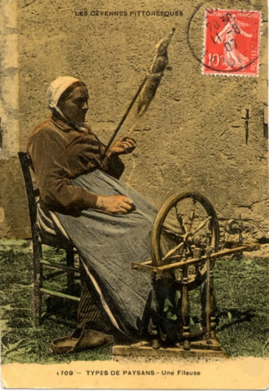 Carte postale ancienne Fileuse au rouet en 1907