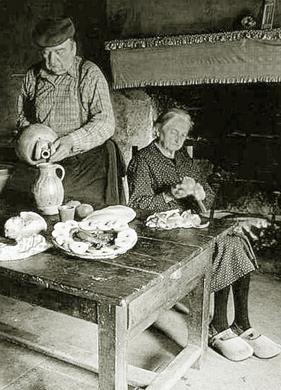 Carte postale ancienne Issanlas le repas du soir dans la chaumière