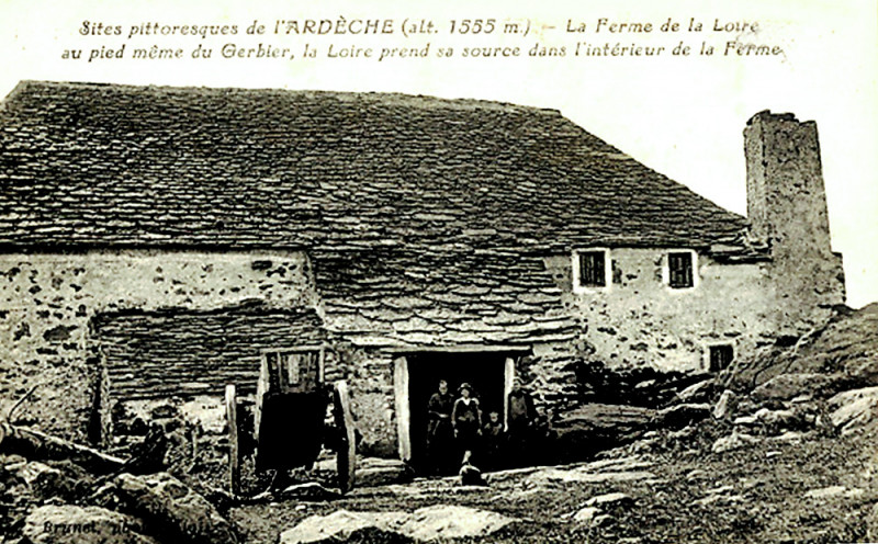 Carte postale ancienne Le Gerbier-de-Jonc La ferme de la Loire et ses propriétaires