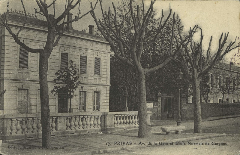 Carte postale ancienne Privas - Av. de la Gare et Ecole Normale de Garçons 