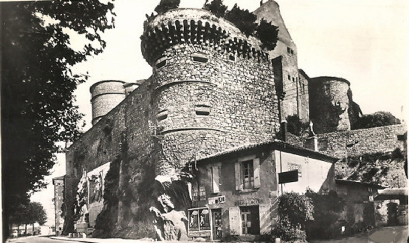 Carte postale ancienne Tournon Chateau et Monument-aux-Morts