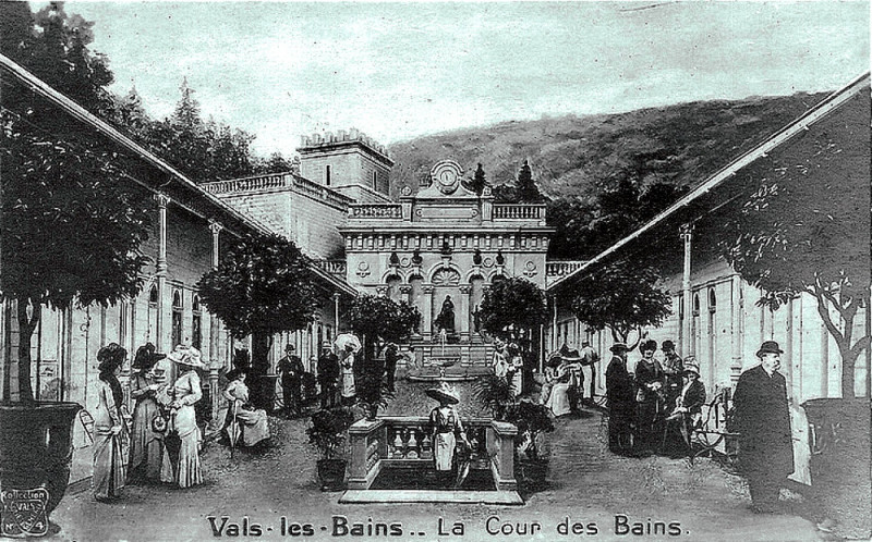 Carte postale ancienne Vals-les-Bains Cour des bains