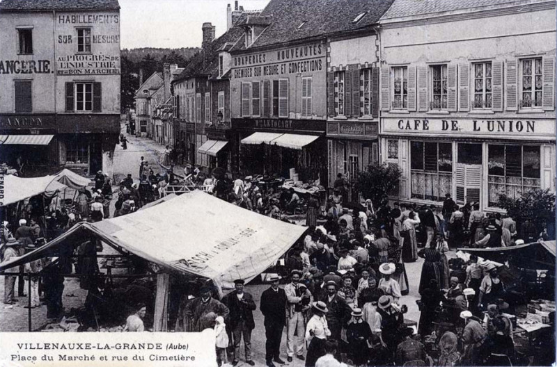 Carte postale ancienne Villenauxe-la-Grande place un jour de marché