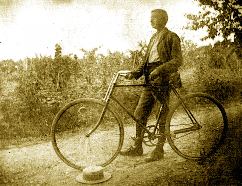 Carte postale ancienne Aude Cycliste dans les vignes