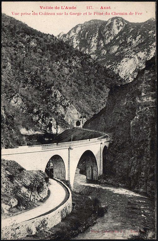 Carte postale ancienne Vall'ee de L'Aude 117.-Axat Vue prise du Chàteau sur la Gorge et le Pont du Chemin de Fer