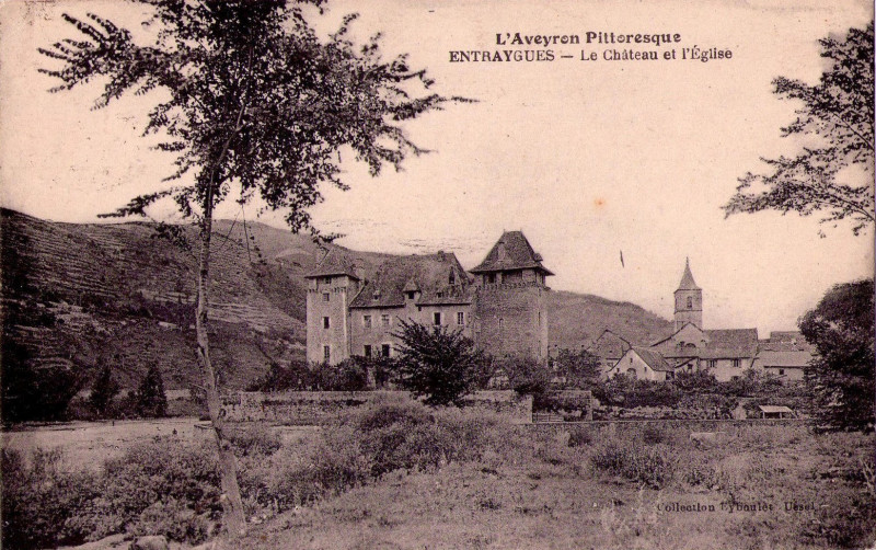 Carte postale ancienne Entraygues - Château et église