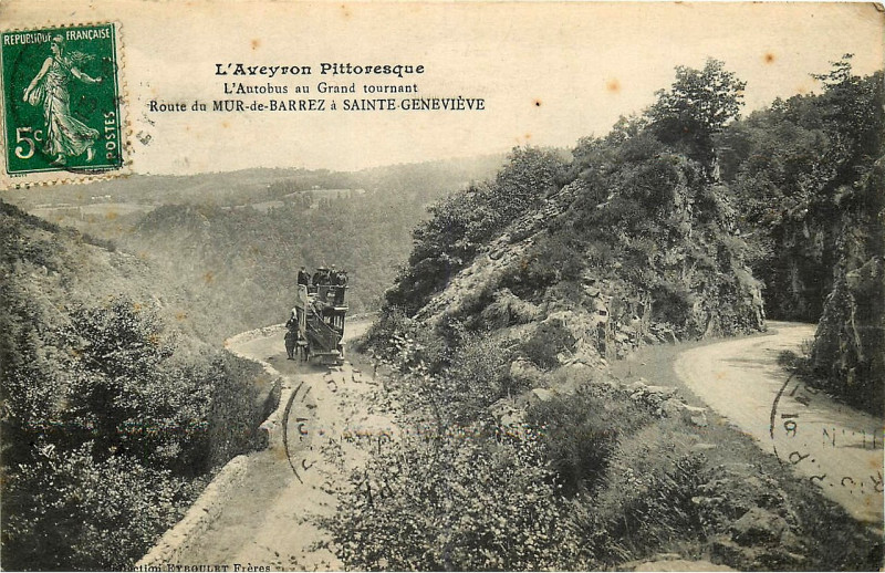 Carte postale ancienne Mur-de-Barrez - route de Sainte-Geneviève 1
