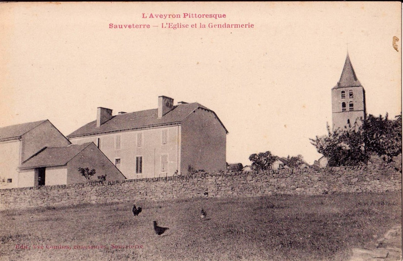 Carte postale ancienne Sauveterre - église et Gendarmerie