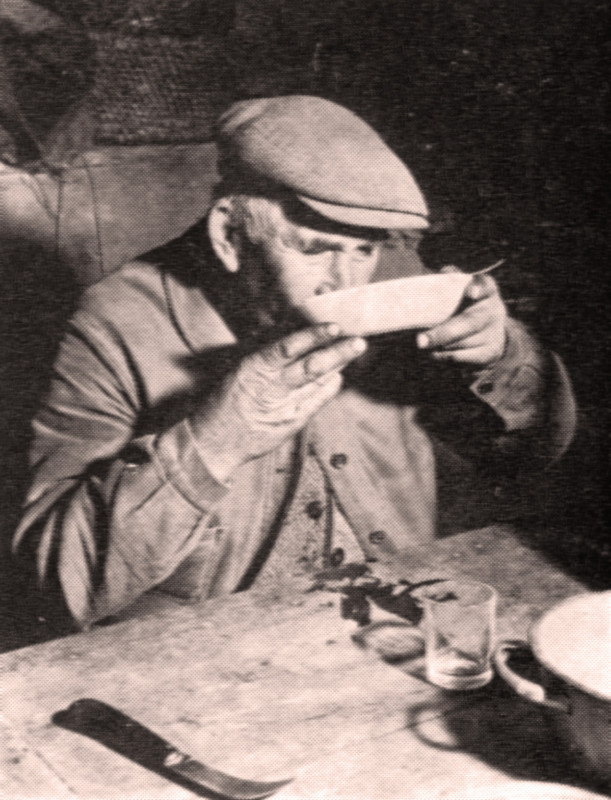 Carte postale ancienne Vigneron faisant chabrot