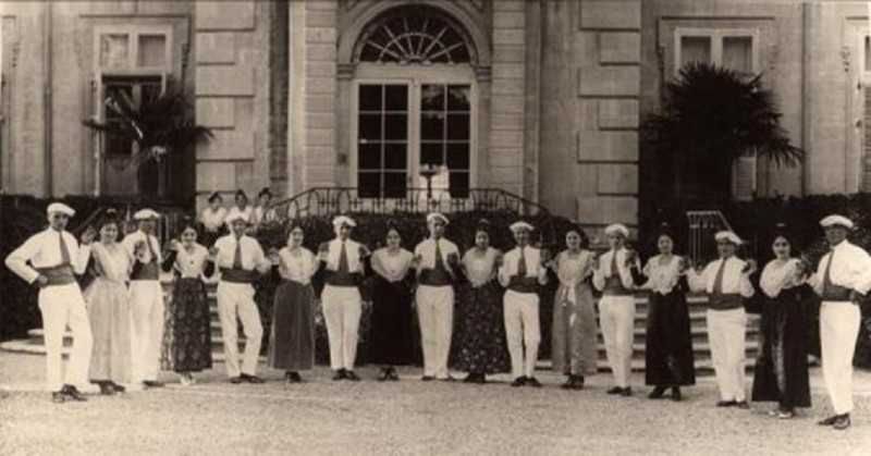 Carte postale ancienne Hirondelle devant le Château du Marquis en 1926