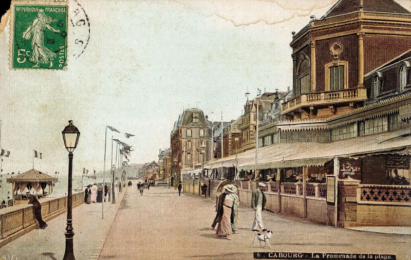 Carte postale ancienne Cabourg la promenade de la plage 