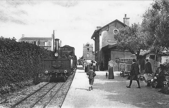 Carte postale ancienne Gare (lignes CFC et de Courseulles) à Langrune-sur-Mer