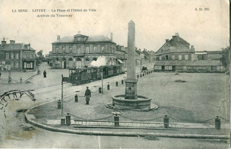 Carte postale ancienne Ad 285 - La Mine - Littry - La Place et l'Hotel de Ville - Arrivée du Tramway