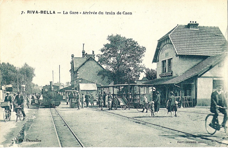 Carte postale ancienne Riva-Bella - la Gare - Arrivée du train de Caen