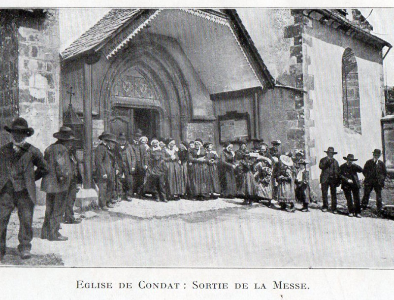 Carte postale ancienne Sortie de messe à Condat
