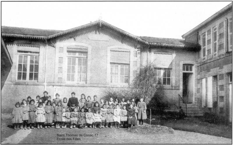 Carte postale ancienne Ecole de filles de st thomas de conac