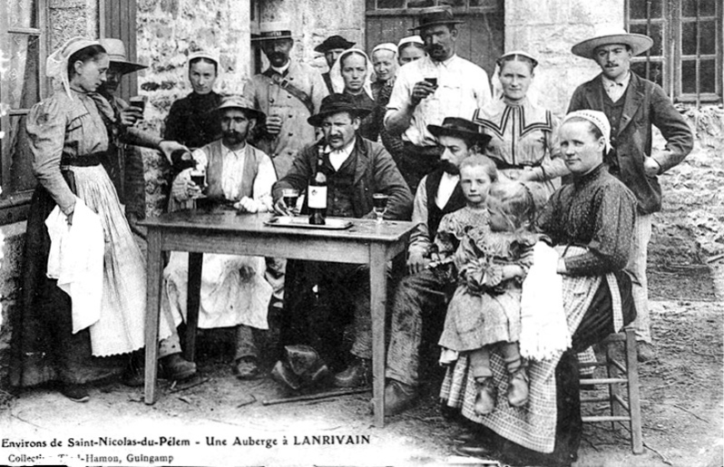 Carte postale ancienne Lanrivain auberge