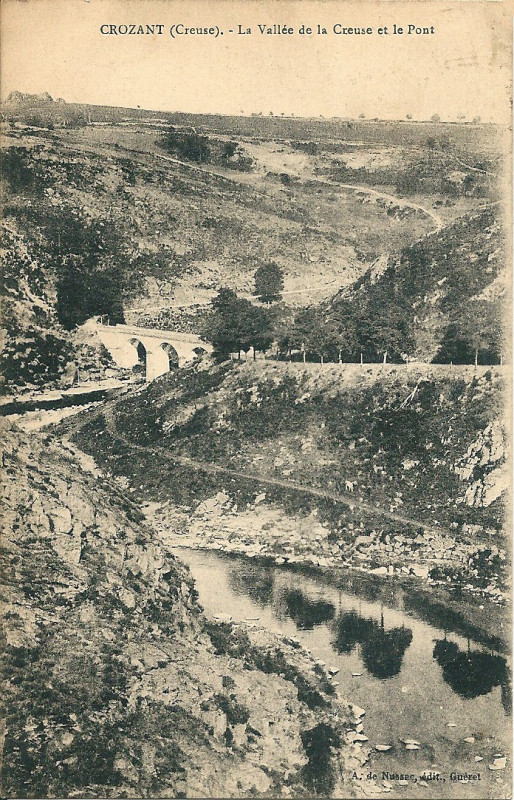 Carte postale ancienne La vallée de la Creuse et le Pont à Crozant