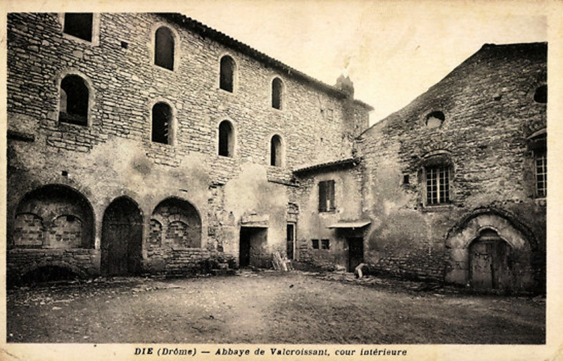 Carte postale ancienne Abbaye de Valcroissant cour interieure